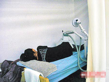 劉若英投資失利急賺錢孤單赴醫(yī)院康復(fù)治療(圖)