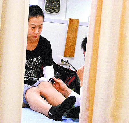 劉若英投資失利急賺錢孤單赴醫(yī)院康復(fù)治療(圖)